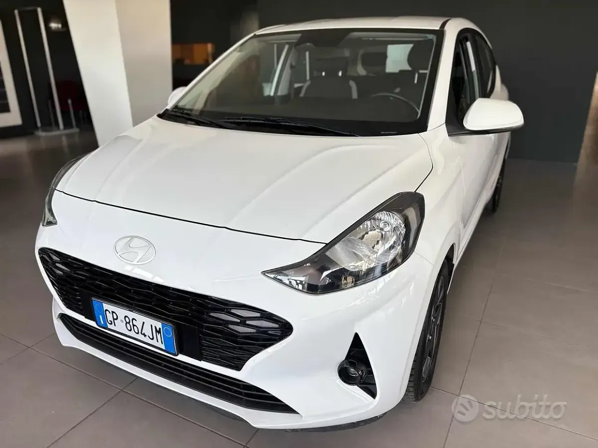 Usata Hyundai i10 67 CV (49 kW) 2023 Bianco Utilitaria