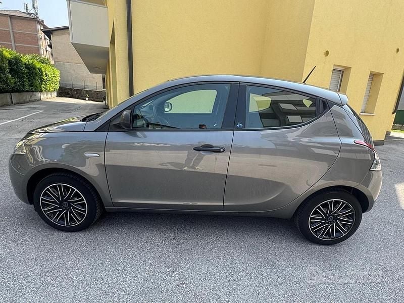 Usata Lancia Ypsilon 69 CV (50 kW) 2020 Grigio Utilitaria