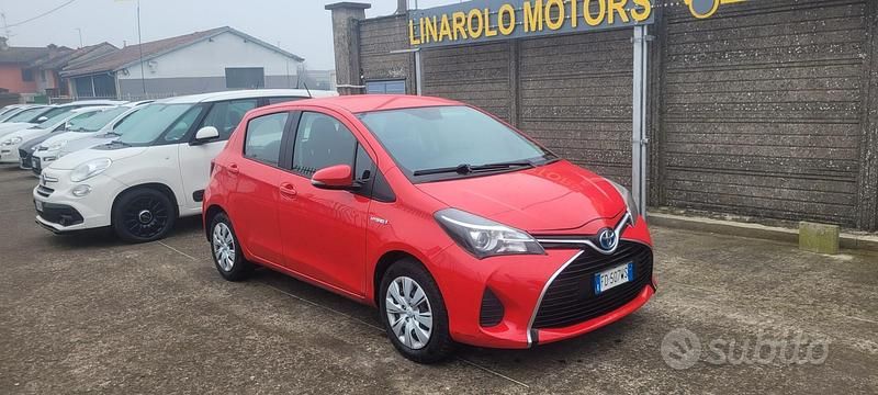 Rosso Usata 2016 Toyota Yaris Hybrid Active Tre volumi | 10.800 € (Ottimo prezzo) - Immagine 1/4