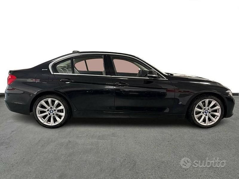 Usata BMW 330e Advantage 252 CV (185 kW) 2017 Blu Berlina