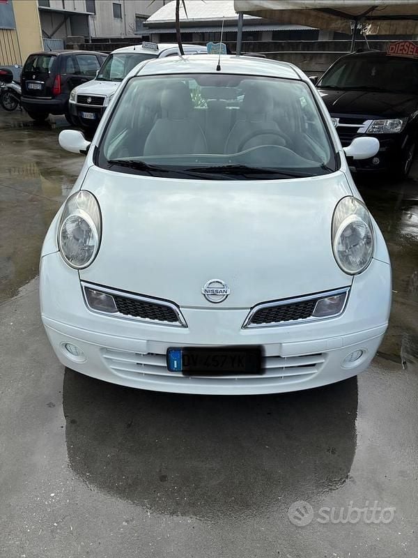 Bianco Usata 2009 Nissan Micra Tre volumi | 2800 € (Buon prezzo) - Immagine 1/4