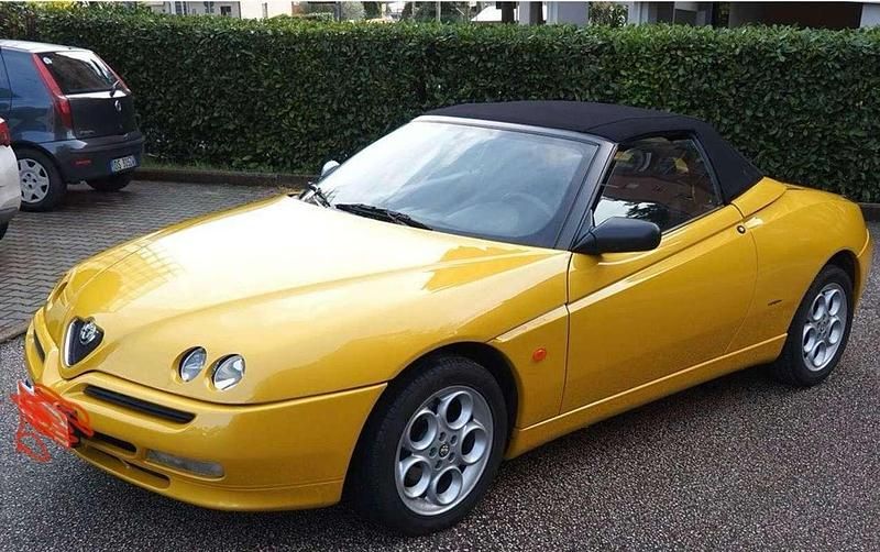 Usata Alfa Romeo Spider 144 CV (105 kW) 2000 Giallo Cabrio