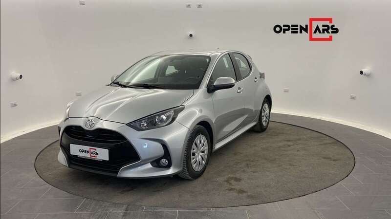 Grigio Usata 2022 Toyota Yaris Active Tre volumi | 16.200 € (Cara) - Immagine 1/4