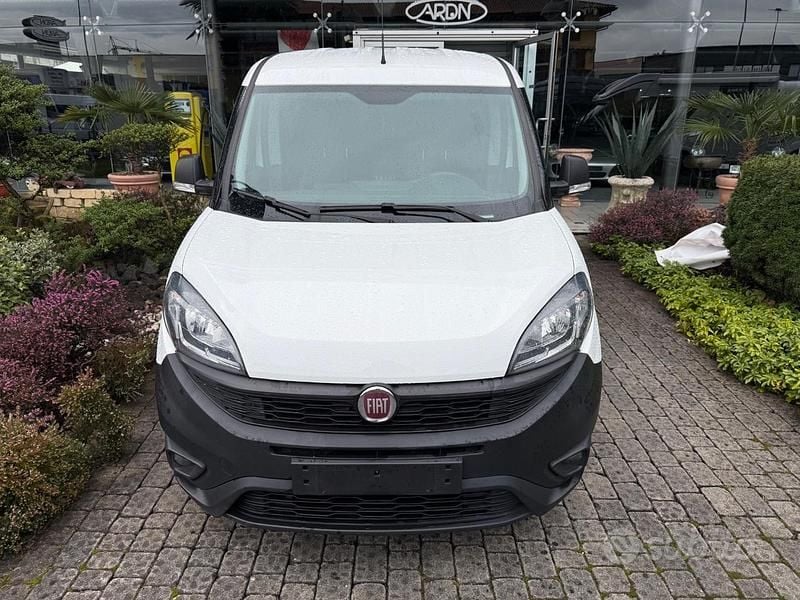 Usata Fiat Doblò 90 CV (66 kW) 2022 Bianco Monovolume