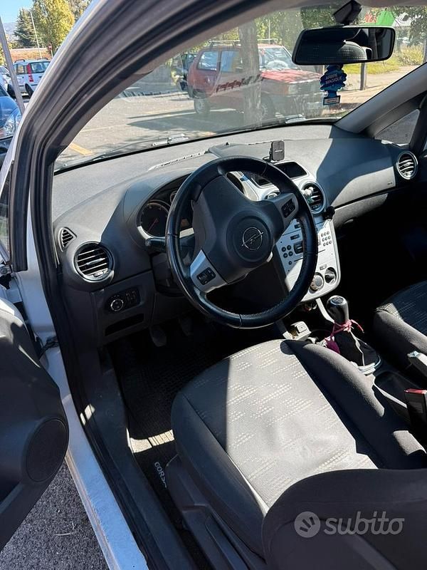 Usata Opel Corsa 75 CV (55 kW) 2011 Bianco Utilitaria