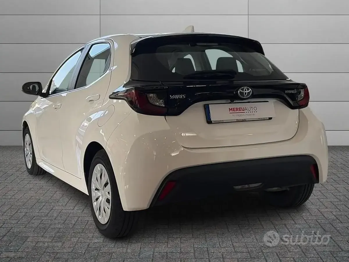 Usata Toyota Yaris Hybrid Active 92 CV (67 kW) 2022 Bianco Berlina