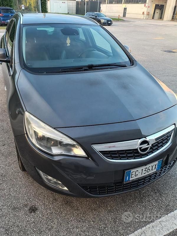 Usata Opel Astra 110 CV (80 kW) 2011 Grigio Berlina