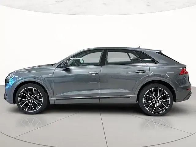 Usata Audi Q8 Sport 286 CV (210 kW) 2022 Grigio daytona perlato SUV