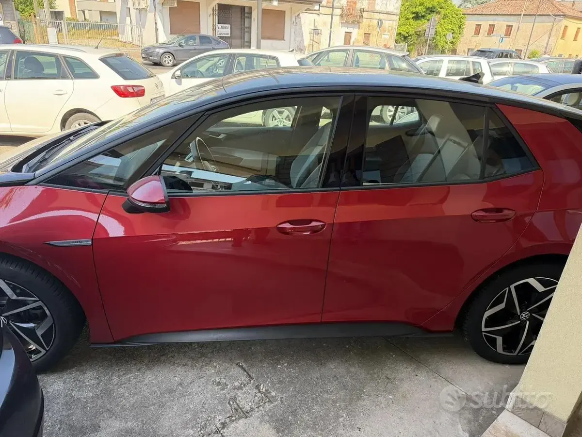 Usata VW ID.3 Pro 69 kW (95 CV) 2023 Rosso Utilitaria