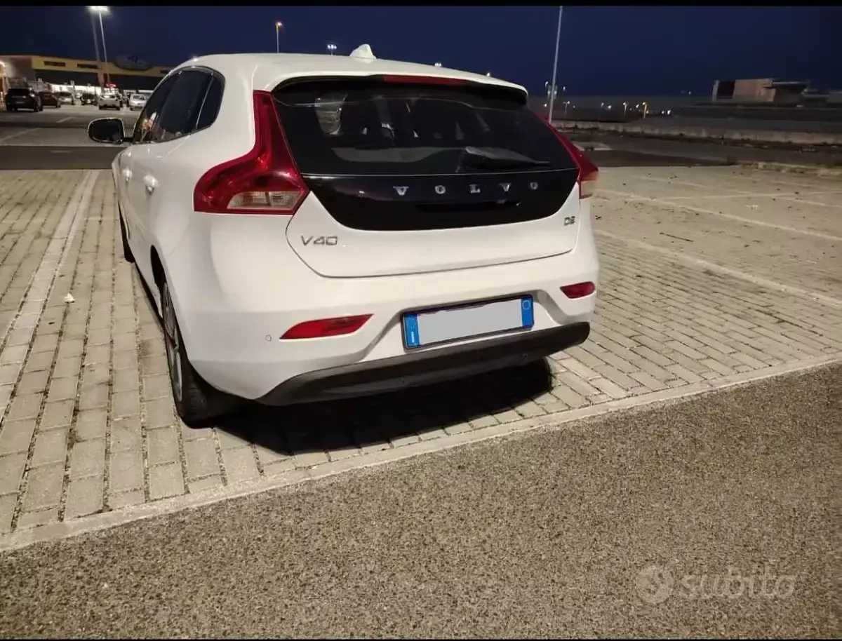 Usata Volvo V40 Momentum 115 CV (84 kW) 2013 Bianco Berlina