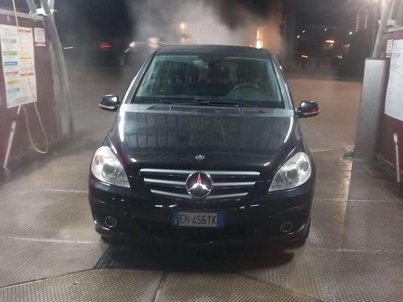 Nero Usata 2011 Mercedes 180 Tre volumi | 4500 € - Immagine 1/2