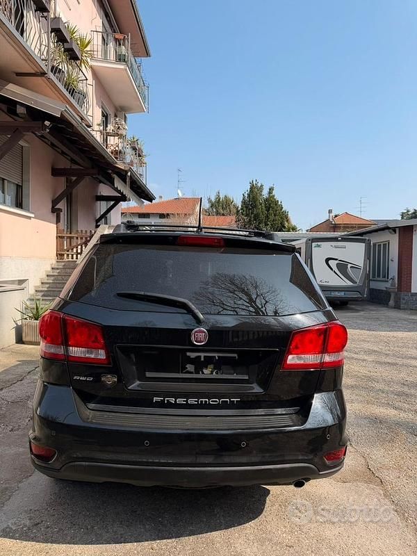 Käytetty Fiat Freemont 140 HP (102 kW) 2013 Musta Katumaasturi
