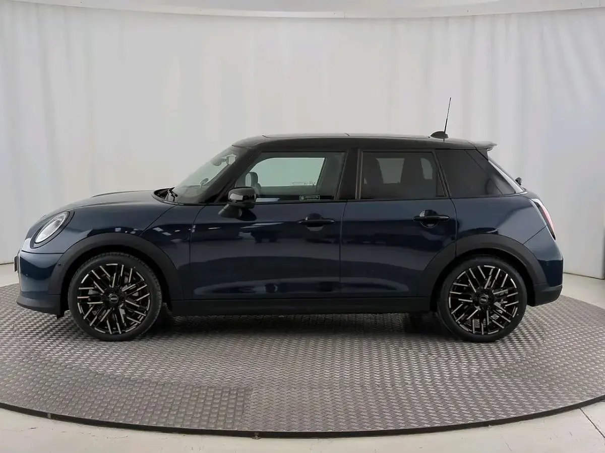 Usata Mini Cooper Favoured 204 CV (150 kW) 2024 Blu/azzurro Utilitaria