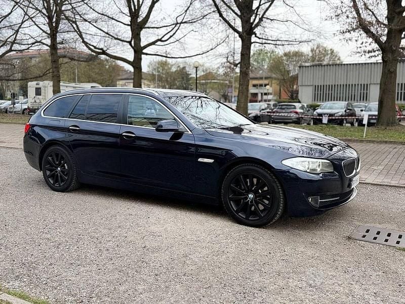 Usata BMW 530 Comfort Edition 245 CV (180 kW) 2011 Blu Station wagon