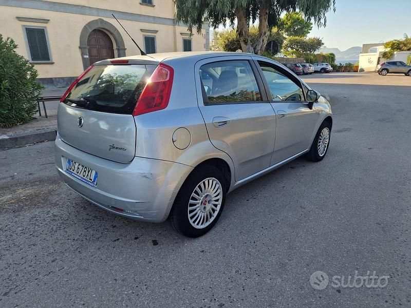 Grigio Usata 2015 Fiat Grande Punto Due volumi | 2000 € (Super prezzo) - Immagine 1/4