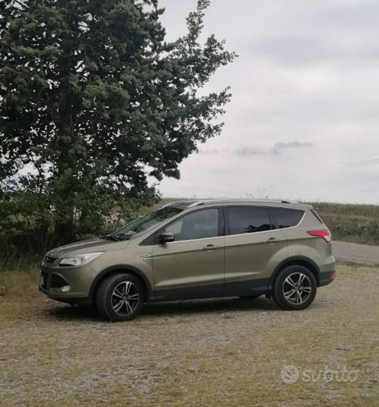 Usata Ford Kuga 140 CV (102 kW) 2014 Verde SUV