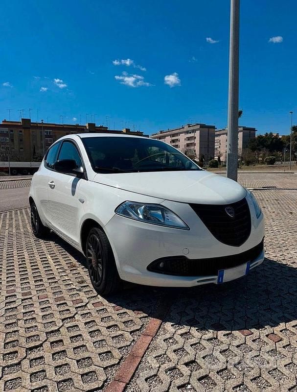 Usata Lancia Ypsilon 69 CV (50 kW) 2014 Bianco Utilitaria
