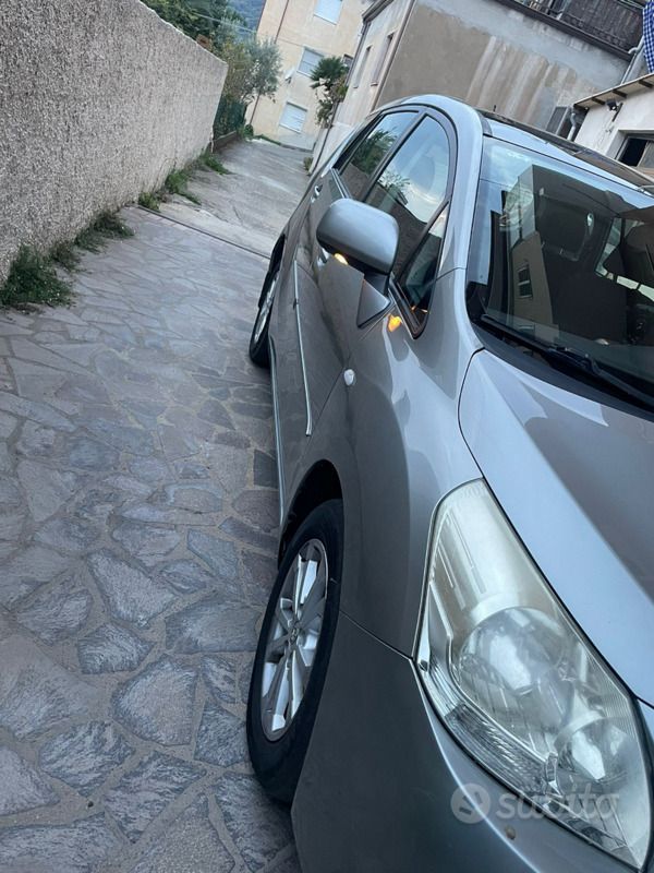 Usata Toyota Verso 126 CV (92 kW) 2011 Grigio Monovolume