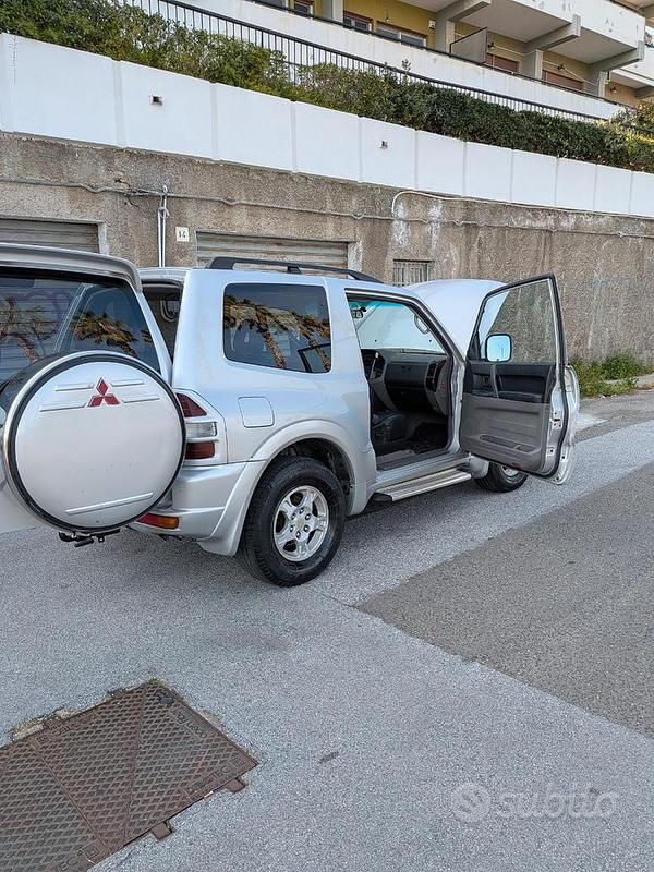 Usata Mitsubishi Pajero 160 CV (117 kW) 2003 Grigio SUV