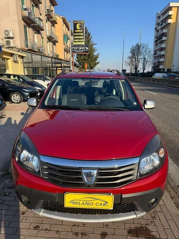 Rosso Usata 2012 Dacia Sandero Stepway Tre volumi | 4300 € (Buon prezzo) - Immagine 1/4
