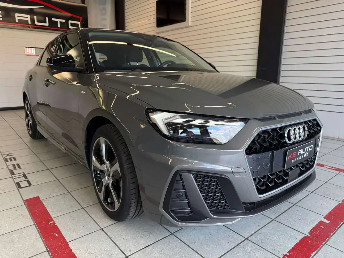 Nuova Audi A1 Sportback S-Line 116 CV (85 kW) 2026 Grigio freccia tetto nero Utilitaria