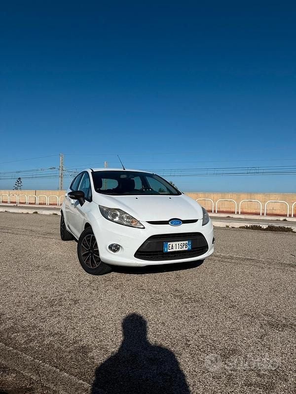 Usata Ford Fiesta 96 CV (70 kW) 2010 Bianco Berlina