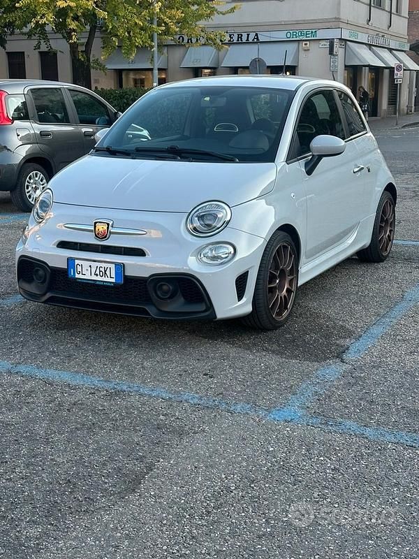 Grigio Usata 2022 Abarth 500 Due volumi | 18.500 € (Buon prezzo) - Immagine 1/4