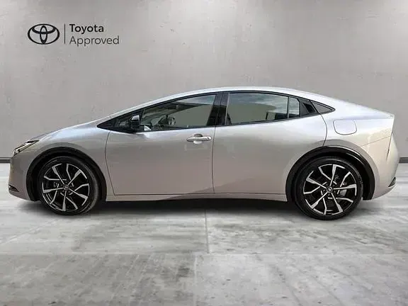 Usata Toyota Prius Lounge 2024 Silver metallic Utilitaria