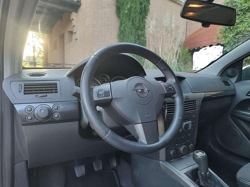 Usata Opel Astra GTC Cosmo 101 CV (74 kW) 2006 Argento Coupé