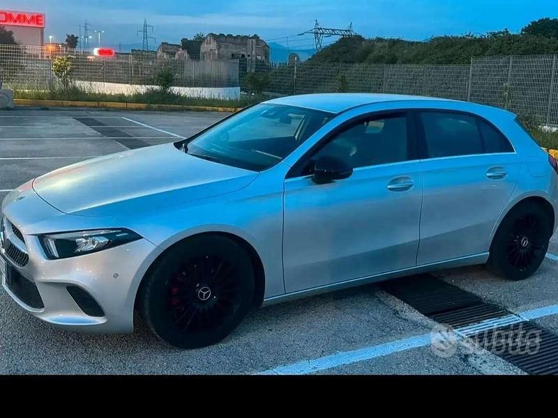 Usata Mercedes A180 116 CV (85 kW) 2019 Argento Berlina