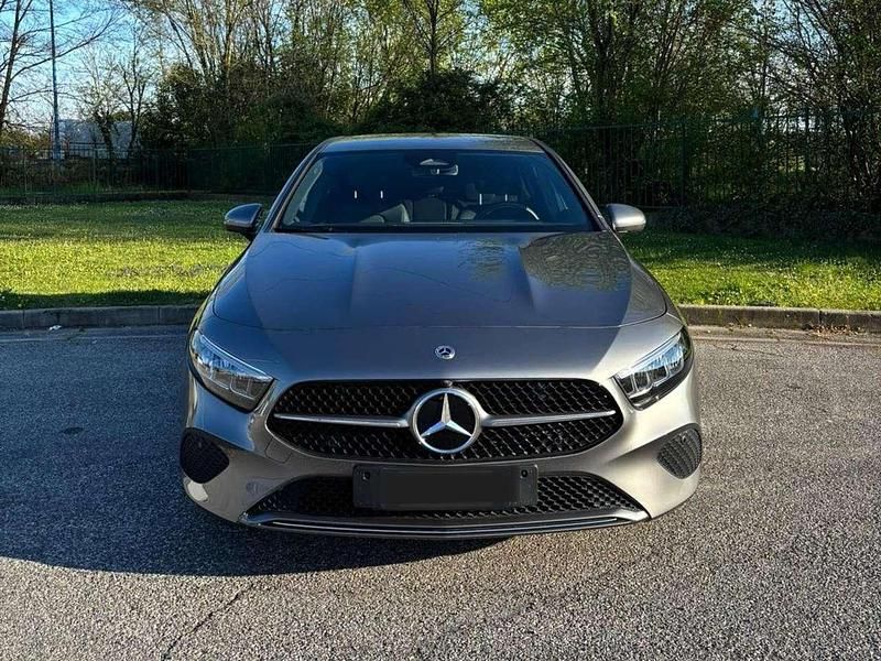 Usata Mercedes A180 Business 116 CV (85 kW) 2025 Grigio montana Berlina