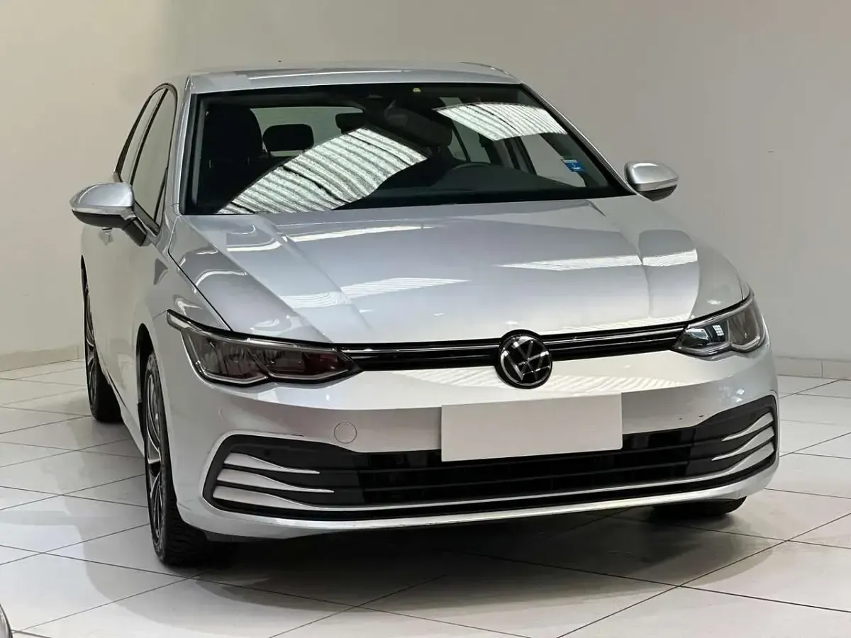 Usata VW Golf VIII Life 131 CV (96 kW) 2022 Argento Berlina