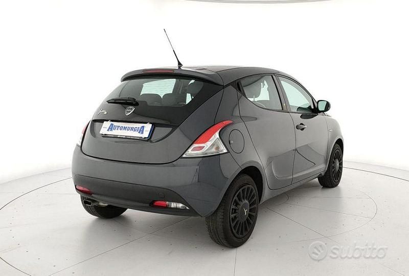 Usata Lancia Ypsilon 69 CV (50 kW) 2015 Grigio scuro Utilitaria