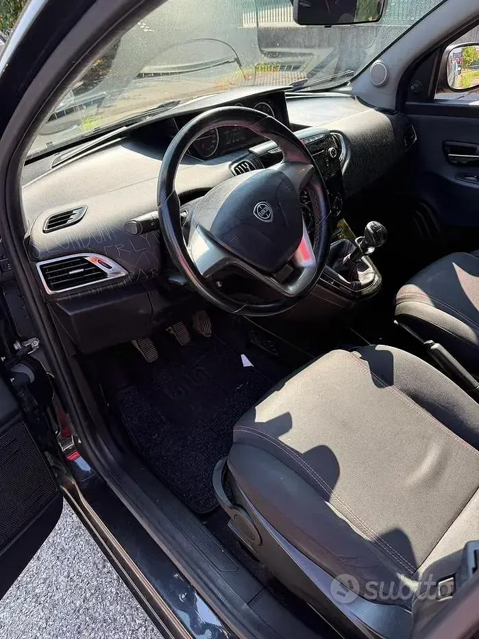 Usata Lancia Ypsilon 69 CV (50 kW) 2014 Nero Utilitaria