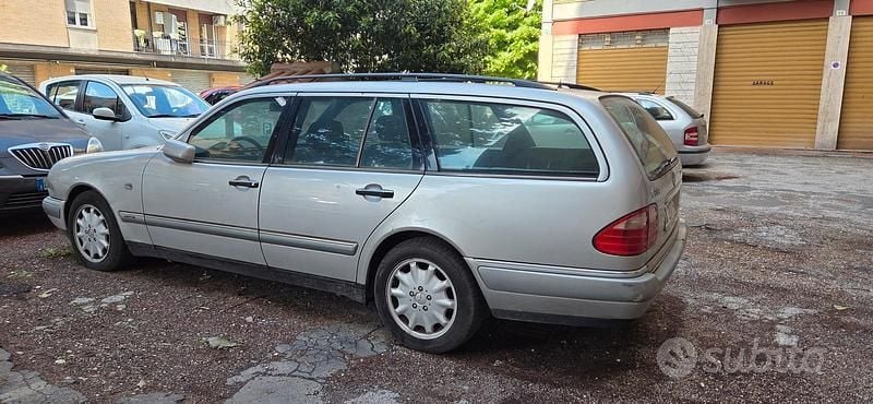 Usata Mercedes E200 136 CV (100 kW) 1997 Grigio Station wagon