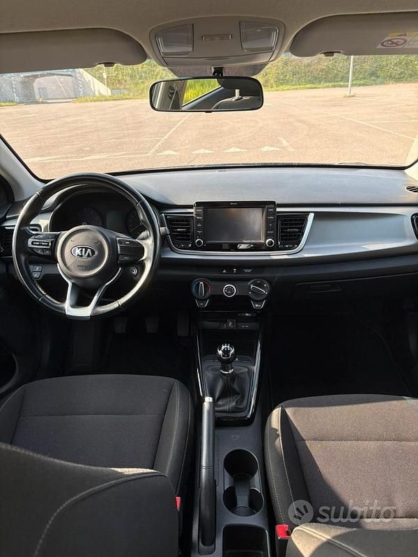 Usado Kia Rio 84 HP (61 kW) 2020 Preto Sedan