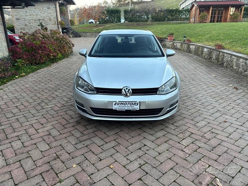 Grigio Usata 2016 VW Golf VII Highline Tre volumi | 9900 € (Buon prezzo) - Immagine 1/4