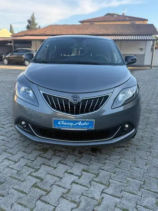 Usata Lancia Ypsilon Gold 69 CV (50 kW) 2022 Grigio scuro Utilitaria