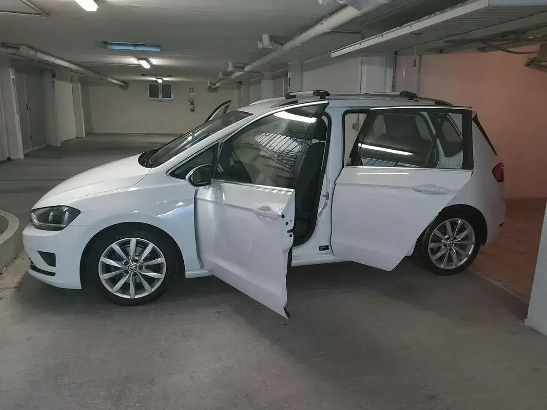 Usata VW Golf Sportsvan Highline 110 CV (80 kW) 2016 Bianco Monovolume
