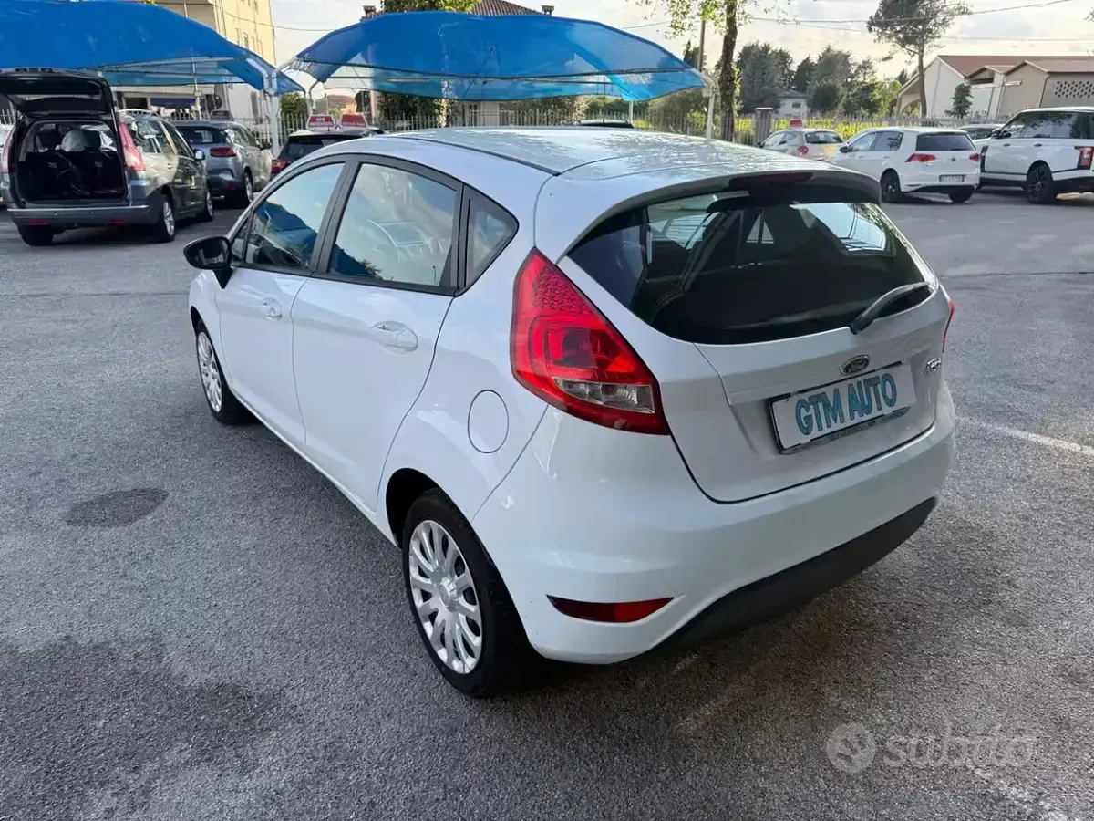Usata Ford Fiesta 97 CV (71 kW) 2011 Bianco Berlina