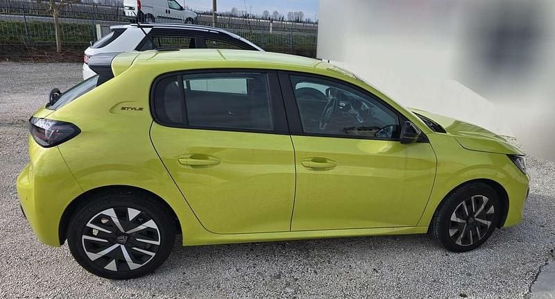 Usata Peugeot 208 Style 101 CV (74 kW) 2025 Verde Utilitaria