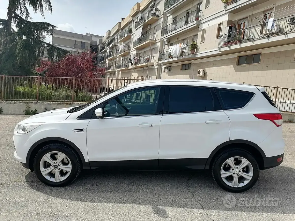 Usado Ford Kuga Titanium 120 CV (88 kW) 2015 Blanco SUV