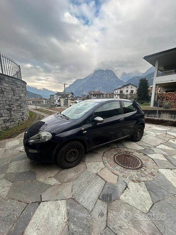 Blu Usata 2015 Fiat Grande Punto Due volumi | 3500 € (Buon prezzo) - Immagine 1/4
