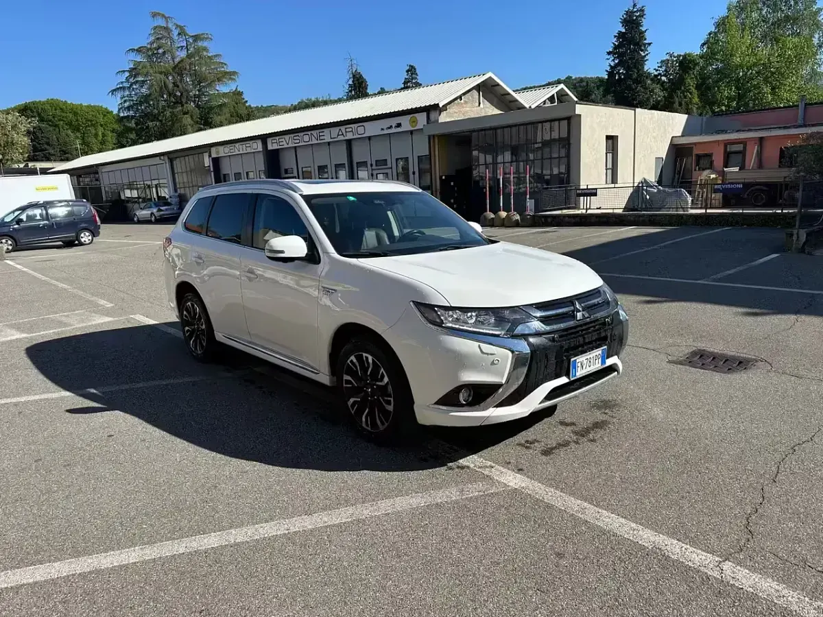 Usata Mitsubishi Outlander P-HEV 121 CV (88 kW) 2018 Bianco SUV