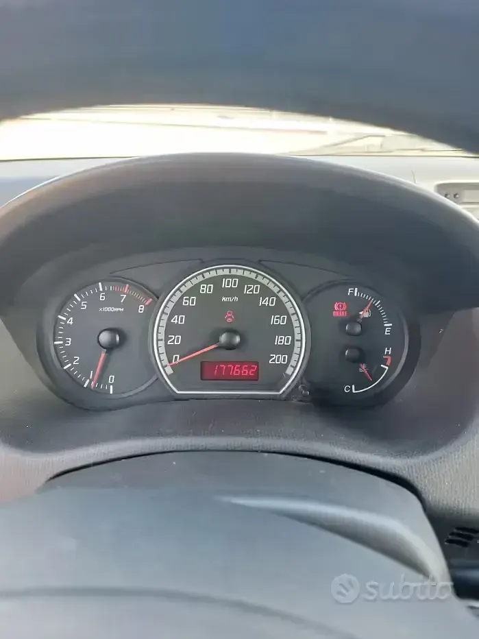 Usata Suzuki Swift 92 CV (67 kW) 2005 Grigio Utilitaria