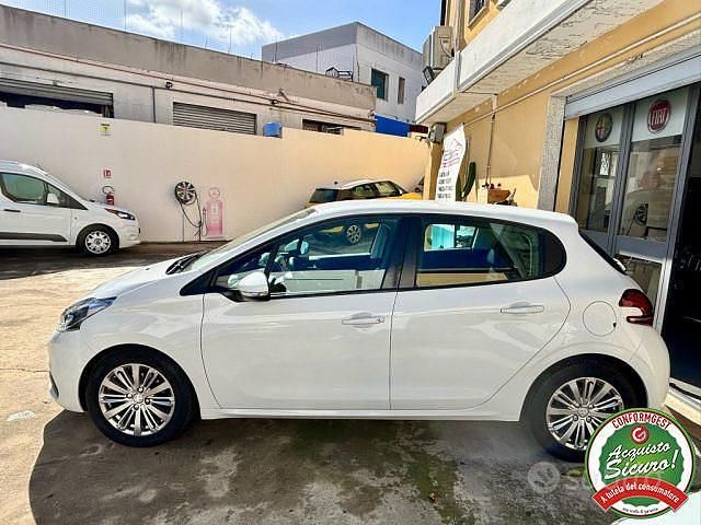 Begagnad Peugeot 208 Allure 102 HK (75 kW) 2019 Vit Halvkombi