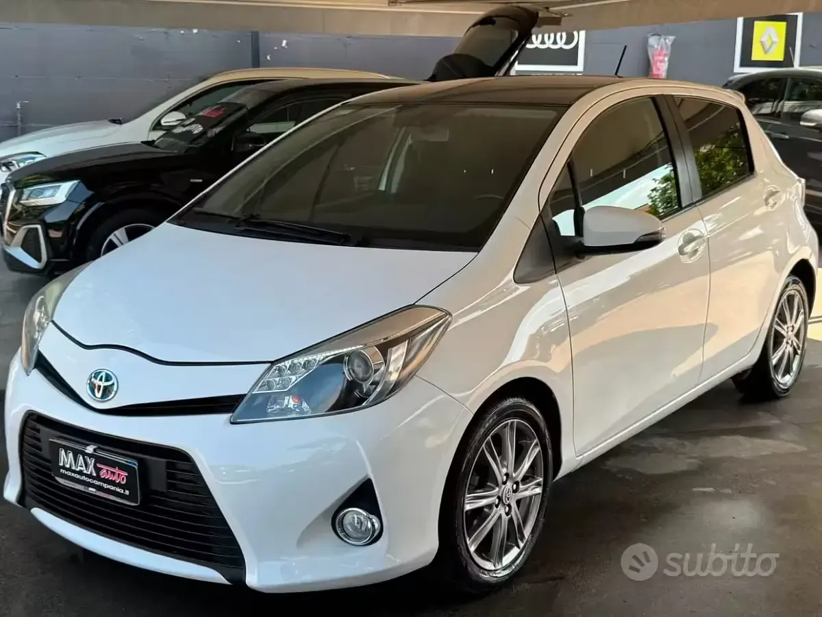 Usata Toyota Yaris Lounge 90 CV (66 kW) 2014 Bianco Utilitaria