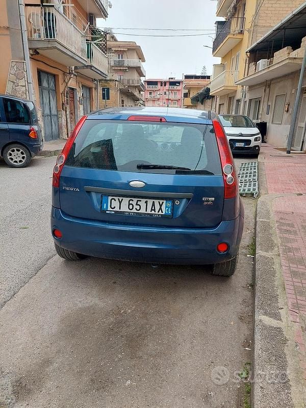Usata Ford Fiesta 90 CV (66 kW) 2006 Blu Berlina