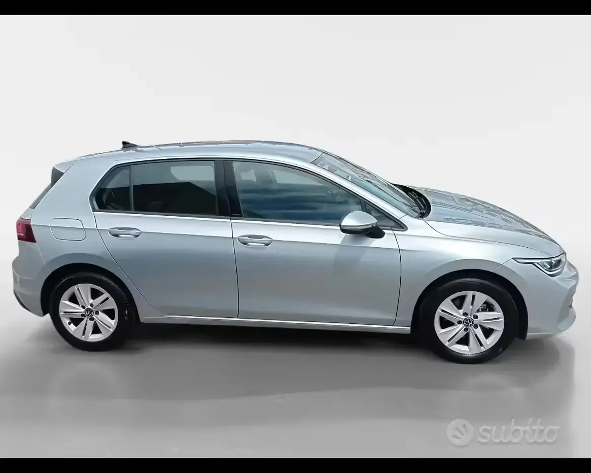 Usata VW Golf VIII Life 116 CV (85 kW) 2025 Grigio Berlina