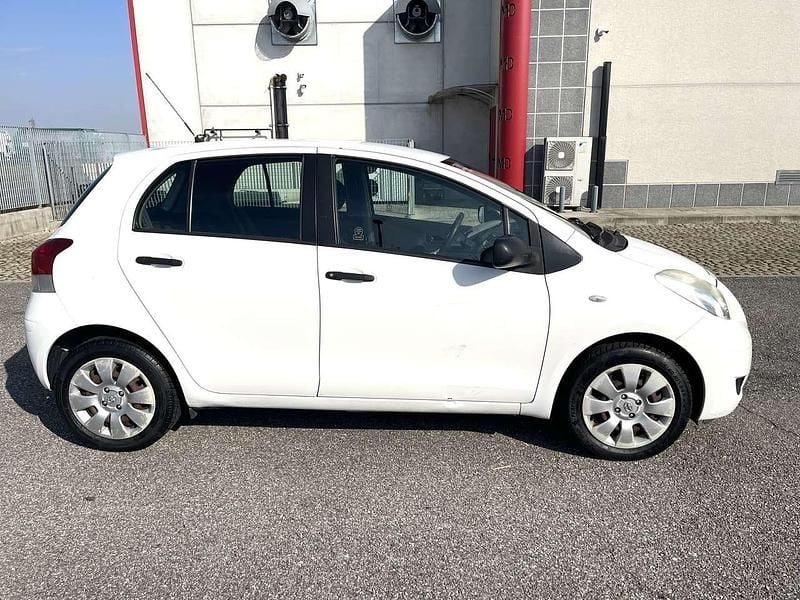 Usata Toyota Yaris Luxury 69 CV (50 kW) 2009 Bianco Berlina